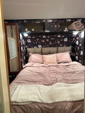 1 habitación, caja de seguridad en la habitación y ropa de cama