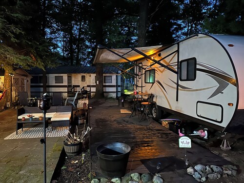  Glamp & Get Amped Lake views, bubbly hot tub, paddle boat joy, & unlimited fun!