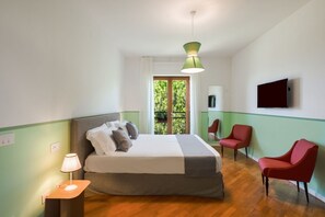 2 chambres, coffres-forts dans les chambres, fer et planche à repasser