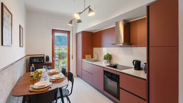 Frigorifero, piano cottura, tostapane, spezie