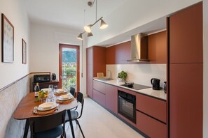 Kühlschrank, Herdplatte, Toaster, Gewürze