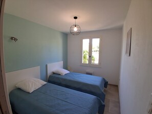 3 quartos, ferros/tábuas de passar roupa, berço de viagem