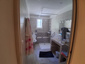 Sèche-cheveux, serviettes fournies, papier toilette