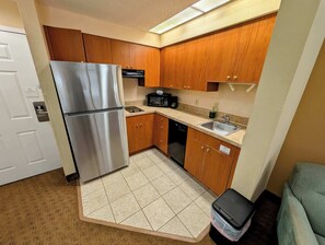 Frigorífico, microondas, placa de cocina y lavavajillas