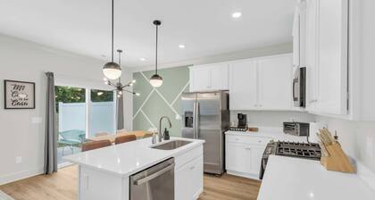 Luxury Stay 2 min to Downtown, King Bed BRAND NEW