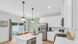 Coffee/tea maker, fridge, microwave, oven - The Spartan Reserve | Luxury 3BR | Sleeps 10 (Spartanburg)