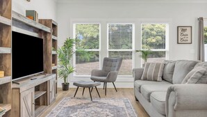 TV - The Spartan Reserve | Luxury 3BR | Sleeps 10 (Spartanburg)