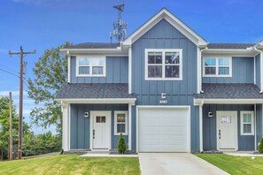 Exterior - Luxury Stay 2 min to Downtown, King Bed BRAND NEW (Spartanburg)