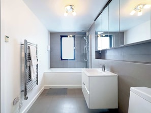 Shower, hair dryer, shampoo - Beautiful London Townhouse - 5 mins from Queens Road Station (Greater London)