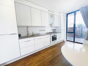 Een koelkast, een microgolfoven, een oven, een kookplaat