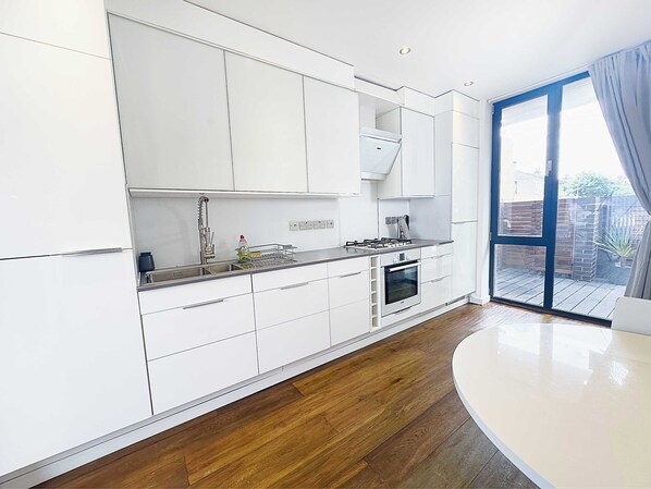 Fridge, microwave, oven, stovetop - Beautiful London Townhouse - 5 mins from Queens Road Station (Greater London)