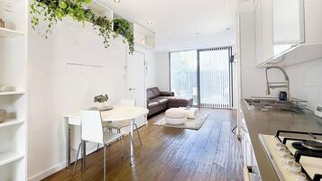 Kühlschrank, Mikrowelle, Ofen, Herdplatte