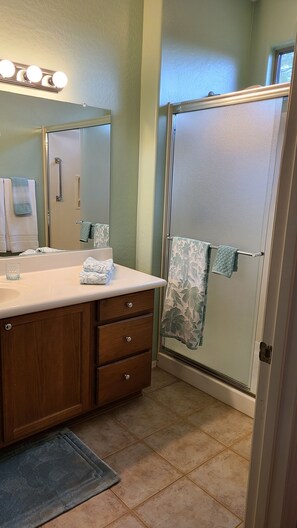 Secador de pelo, toallas, jabón y papel higiénico