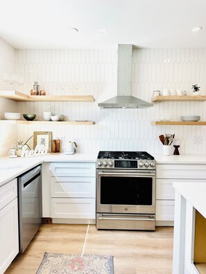 Four à micro-ondes, un four, surface de cuisson, lave-vaisselle