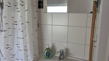 Dusche, Handtücher, Toilettenpapier