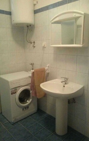 Serviettes fournies, savon, papier toilette