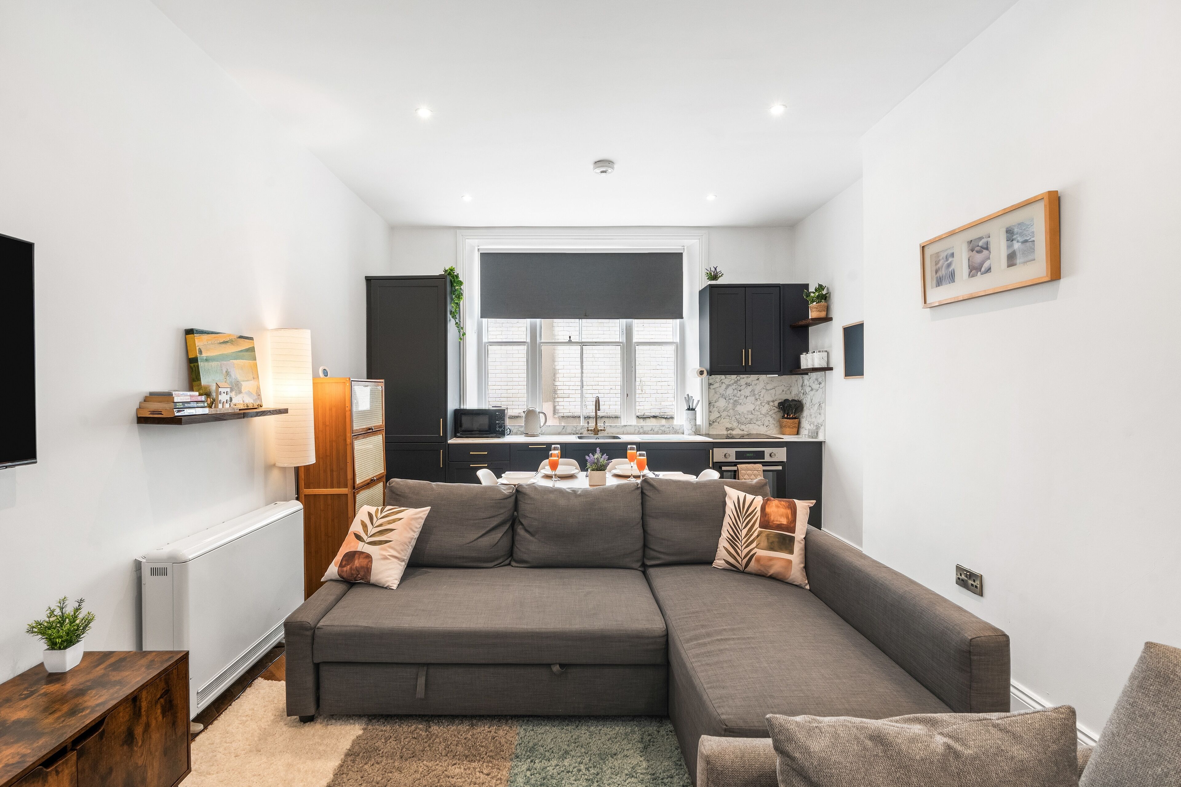 Télévision, table de tennis de table, livres