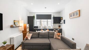 Télévision, table de tennis de table, livres