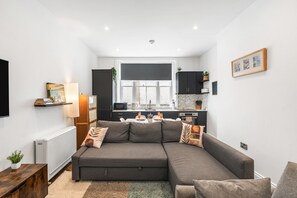 テレビ、卓球台、書庫