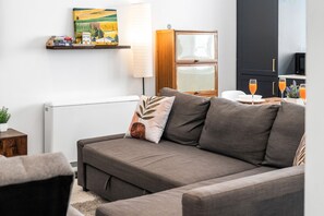 Televisión, mesa de ping pong, libros