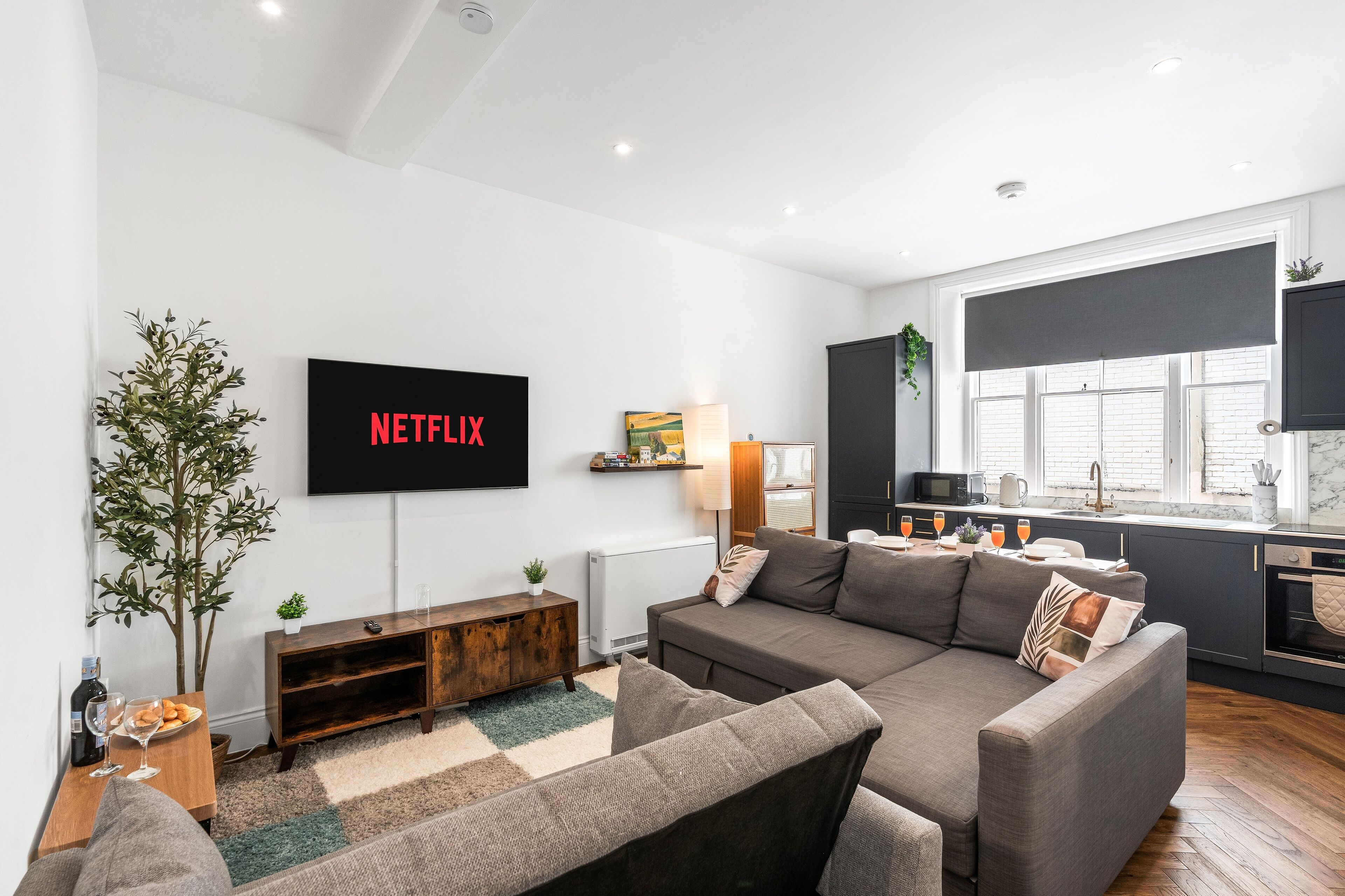 Télévision, table de tennis de table, livres