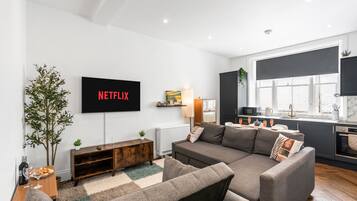 Télévision, table de tennis de table, livres