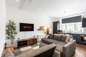 Televisión, mesa de ping pong, libros