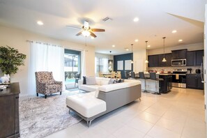 Una televisión, una chimenea