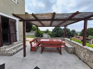 Outdoor dining - Holiday Home Meri with jacuzzi, large yard, close to the beach (Barban)