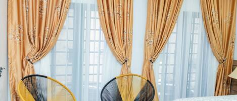 4 bedrooms, iron/ironing board, WiFi, bed sheets