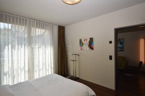 1 dormitorio, tabla de planchar con plancha, wifi y ropa de cama