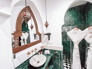 Deluxe Room, Pool View | Bilik Mandi | Pancuran mandi, pengering rambut, selipar, tuala disediakan 