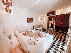 Deluxe-Zimmer, Poolblick | Kostenloses WLAN, Bettwäsche