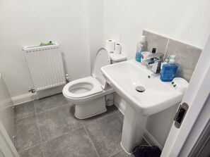 Serviettes fournies, papier toilette
