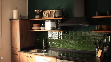 Microondas, horno, parrilla de estufa y lavavajillas