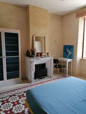 2 bedrooms, iron/ironing board, WiFi, bed sheets - Charming, quiet house with patio and pool. Surrounding countryside (Sabran)