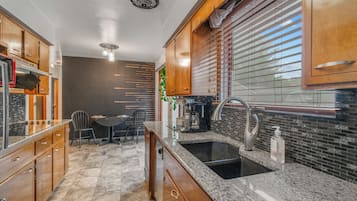 電子レンジ、オーブン、コンロ、食器洗い機