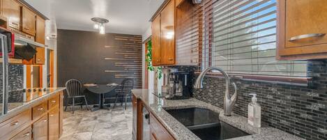 Microondas, horno, parrilla de estufa y lavavajillas