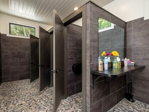 Deluxe Cabin, River View | Bathroom - Family Bunk Glamping Cabin - Bed & Bear (Balsam Grove)