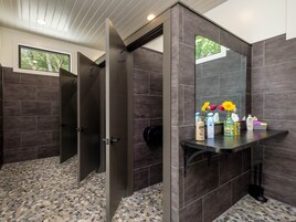 Cabaña Deluxe, vistas al río | Baño