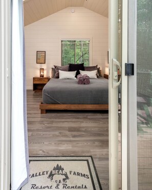 Interior entrance - Couples Glamping Cabin - Bed & Bear (Balsam Grove)