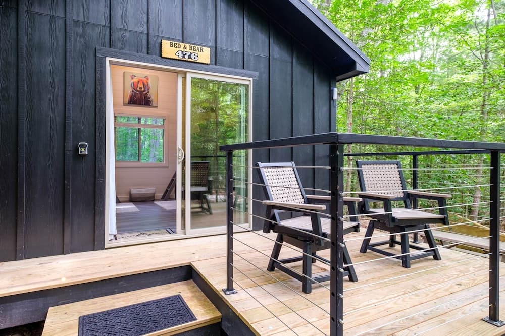 Couples Glamping Cabin - Bed & Bear - Looking Glass Rock, NC