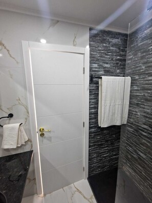 Bidet, Handtücher, Seife, Toilettenpapier