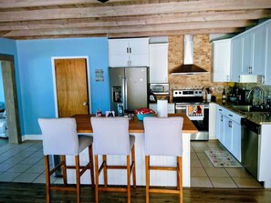 Private kitchen - Sunset Serenity. Stunning Lake Alfred VRBO with Breathtaking evening views (Lake Alfred)