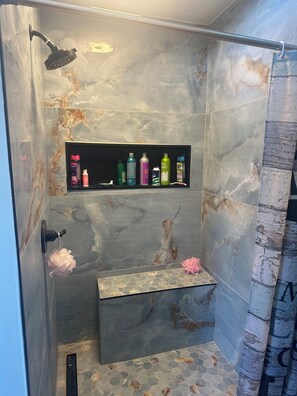 Dusche, Haartrockner, Handtücher, Seife