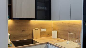 Réfrigérateur, micro-ondes, four, plaque de cuisson