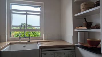 Fridge, oven, stovetop, coffee/tea maker