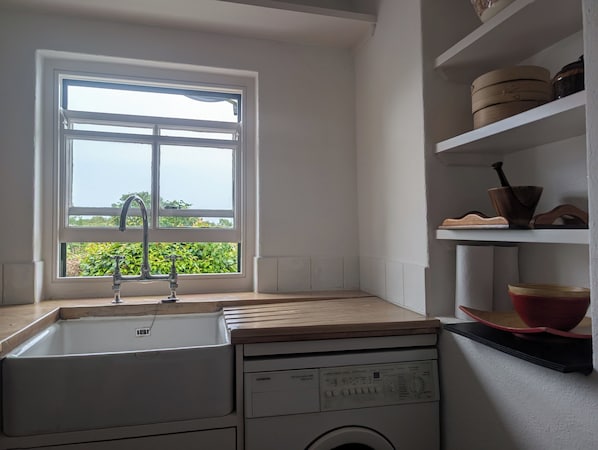 Fridge, oven, stovetop, coffee/tea maker