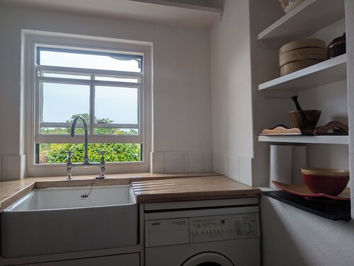 Charming 2-bedroom Cottage near Skibbereen with stove and views.