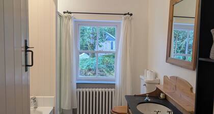 Charming 2-bedroom Cottage near Skibbereen with stove and views.